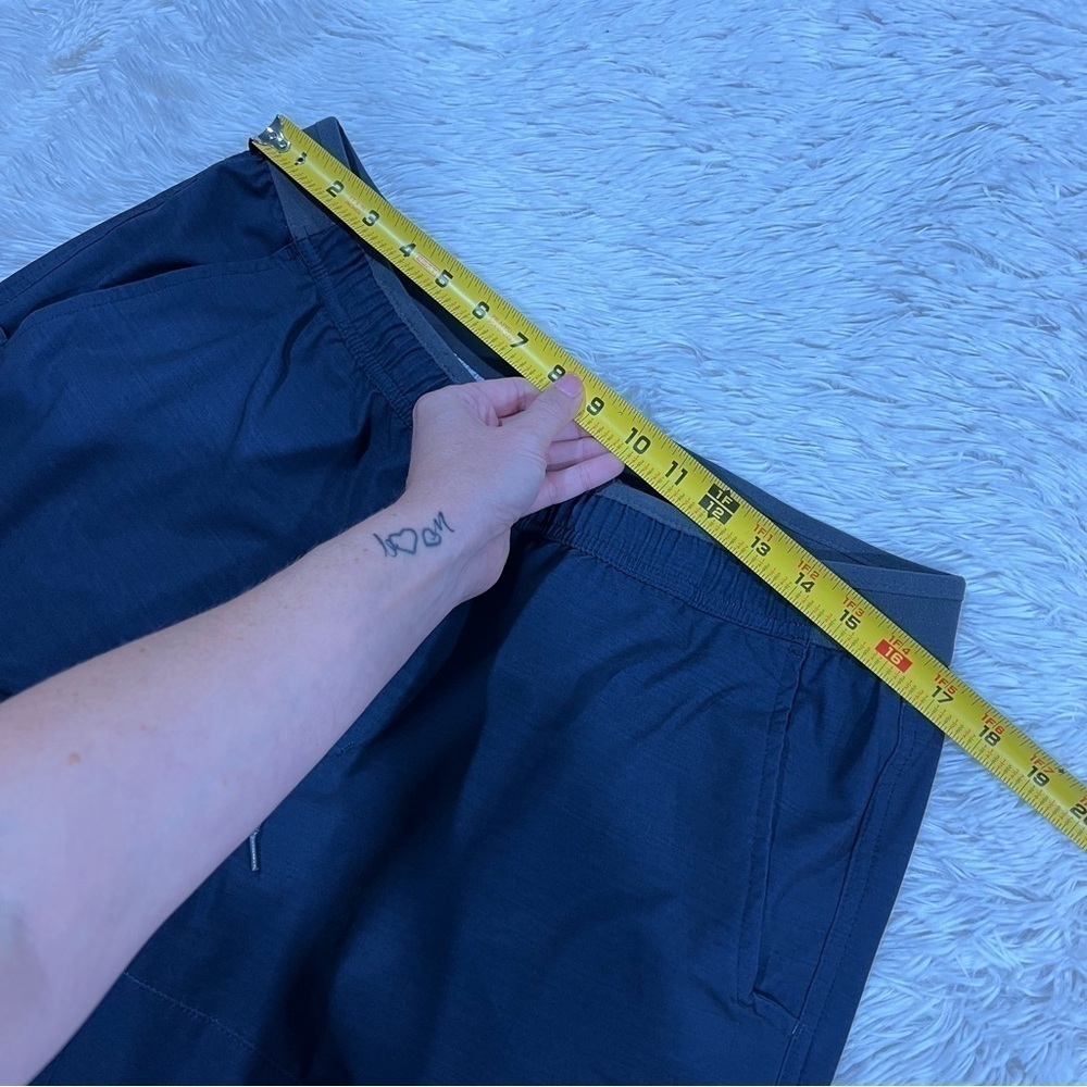 Columbia Omni shield Twisted Creek Mens Dark Blue shorts Large - Picture 12 of 15